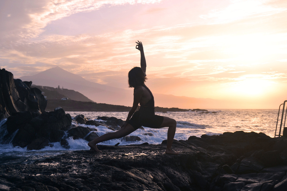 Pratica di yoga al tramonto a Tenerife