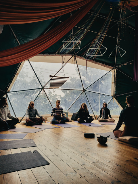 Gruppo in meditazione durante un ritiro Pachamar Yoga