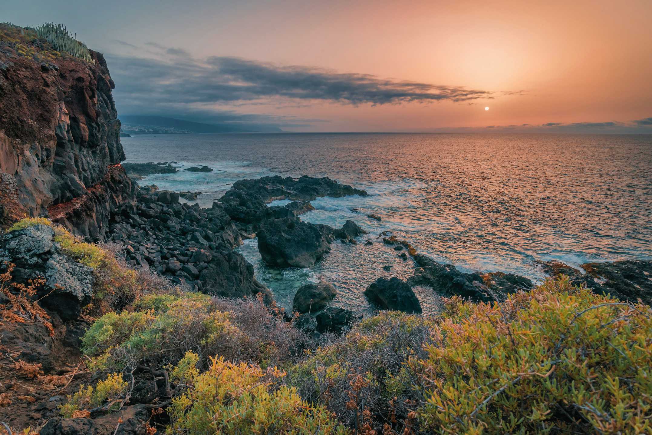 Costa vulcanica di Tenerife al tramonto