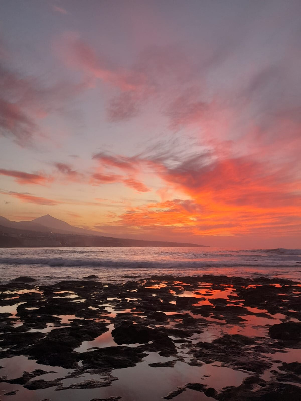 Cielo al tramonto sull'oceano a Tenerife